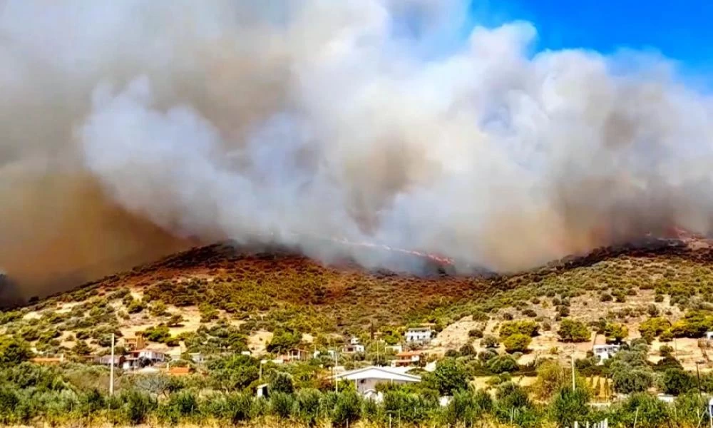 Φωτιά στην Κερατέα: Καίγεται σπίτι στην Σιντερίνα - Φουντώνει το μέτωπο - Ξεφεύγει ο έλεγχος
